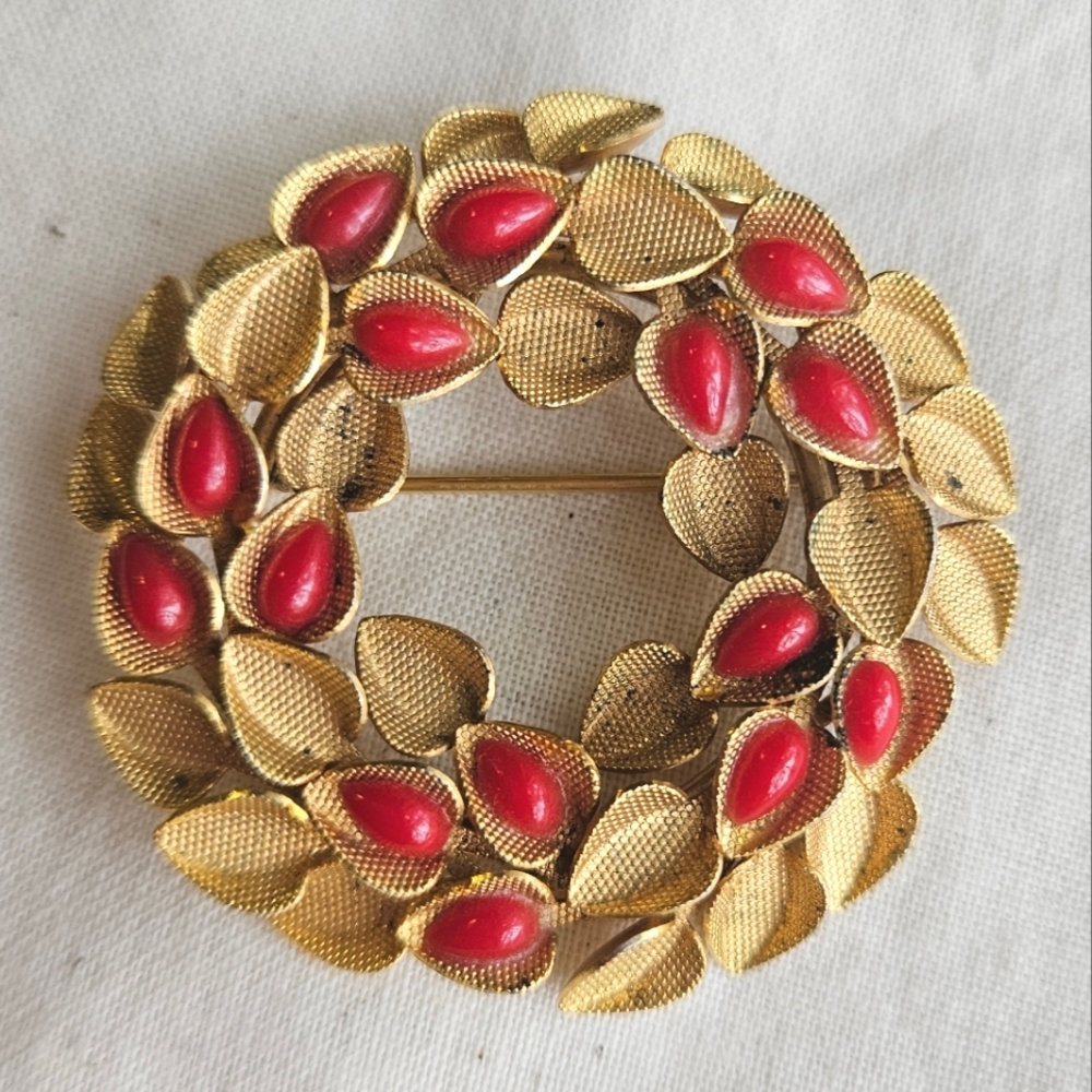 Vtg Austrian Gold Tone Red Lucite Wreath Brooch